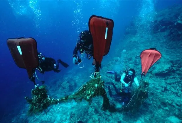 ΨΑΡΕΨΑΝ 1,5 ΤΟΝΟ ΔΙΧΤΥΑ-ΦΑΝΤΑΣΜΑΤΑ ΑΠΟ ΤΟΝ ΒΥΘΟ ΤΡΙΩΝ ΕΛΛΗΝΙΚΩΝ ΝΗΣΙΩΝ