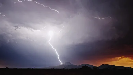 Εντυπωσιακό “χτύπημα” κεραυνού σε δένδρο