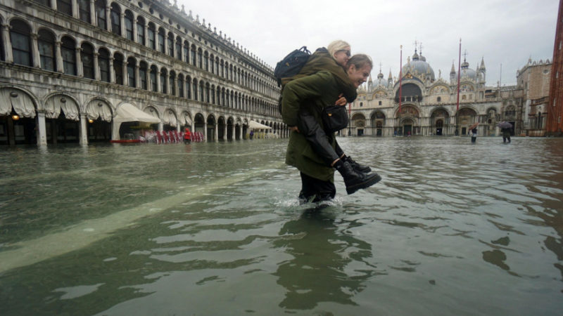 «Πνίγεται» η Βενετία»: Η νύχτα της καταστροφής – Φωτογραφίες από τη χειρότερη πλημμυρίδα εδώ και 50 χρόνια