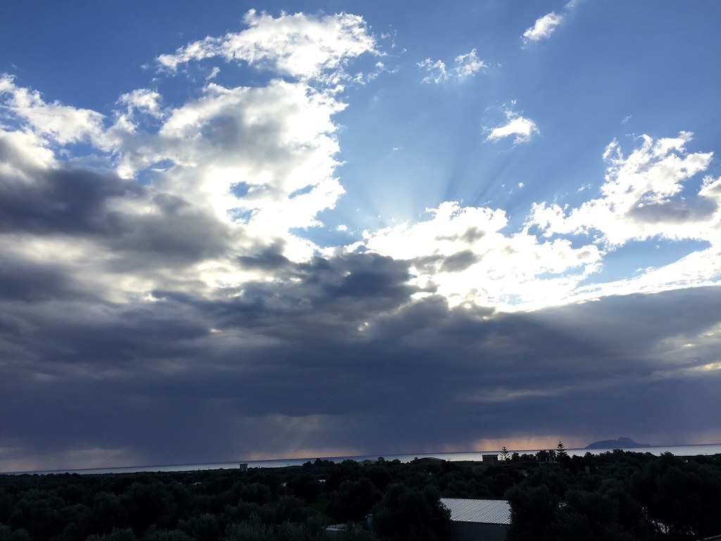 Περιορίζονται οι βροχές, βελτιώνεται ο καιρός.Πρόγνωση καιρού Σάββατο 23/5/20.